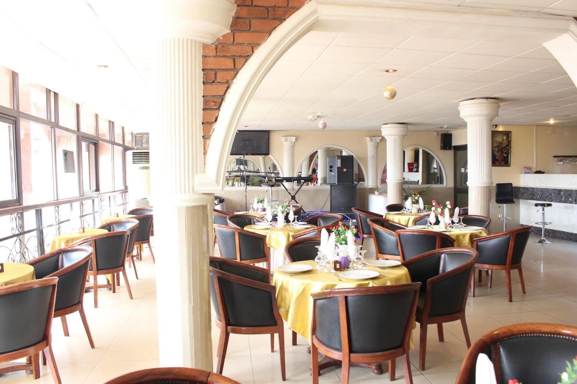 Hotel Santa Lucia ยาอุนเด ภายนอก รูปภาพ
