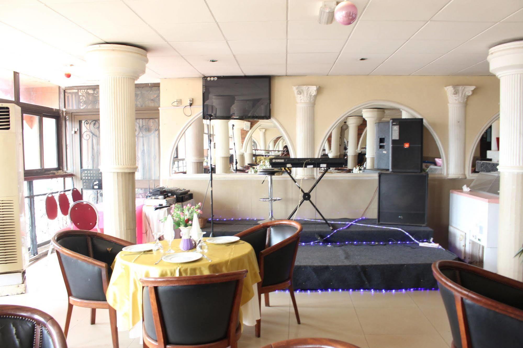 Hotel Santa Lucia ยาอุนเด ภายนอก รูปภาพ