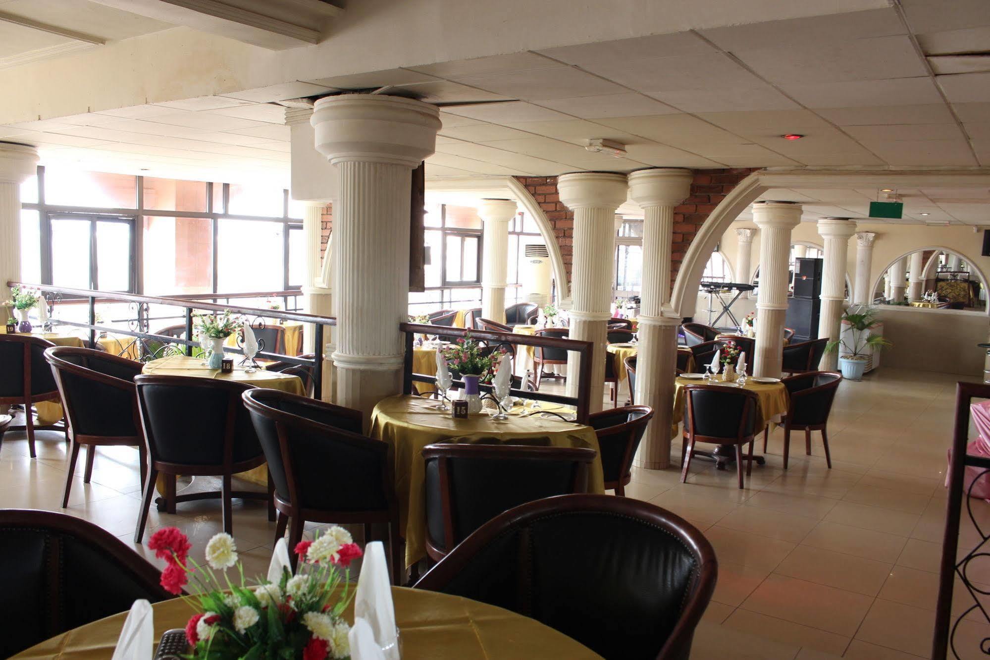 Hotel Santa Lucia ยาอุนเด ภายนอก รูปภาพ