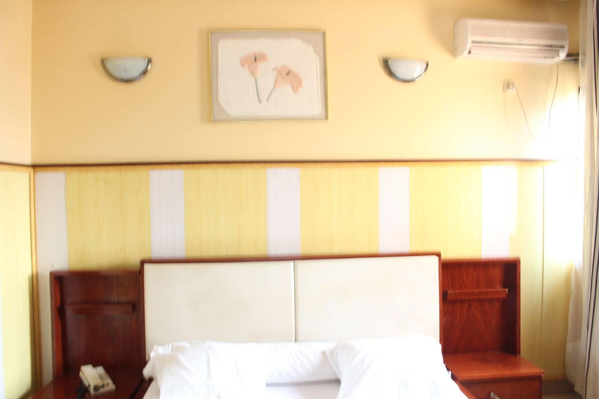 Hotel Santa Lucia ยาอุนเด ภายนอก รูปภาพ