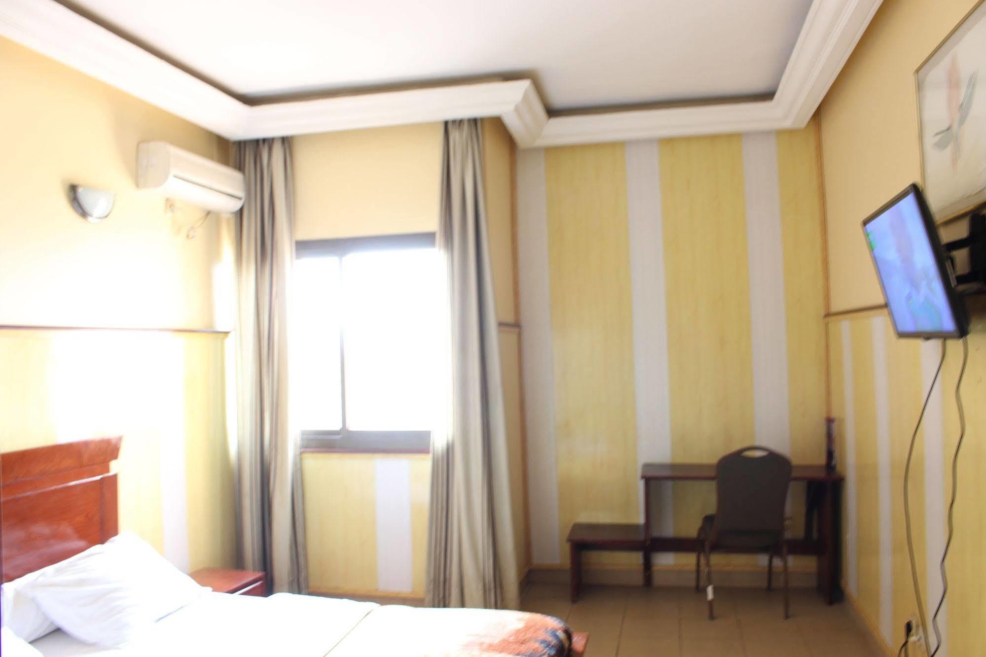 Hotel Santa Lucia ยาอุนเด ภายนอก รูปภาพ